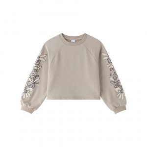 Sudadera manga bordada.