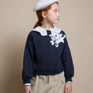 Sudadera negra flor de cuerda.