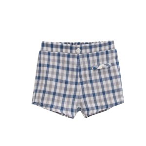 Pantalón corto de cuadros azules.