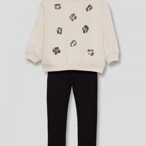Conjunto sudadera y leggings.