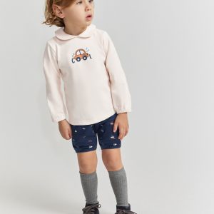 Conjunto de dos piezas, camiseta y shorts.