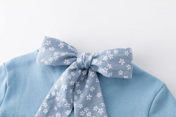 Sudadera celeste volante flores. - Imagen 3